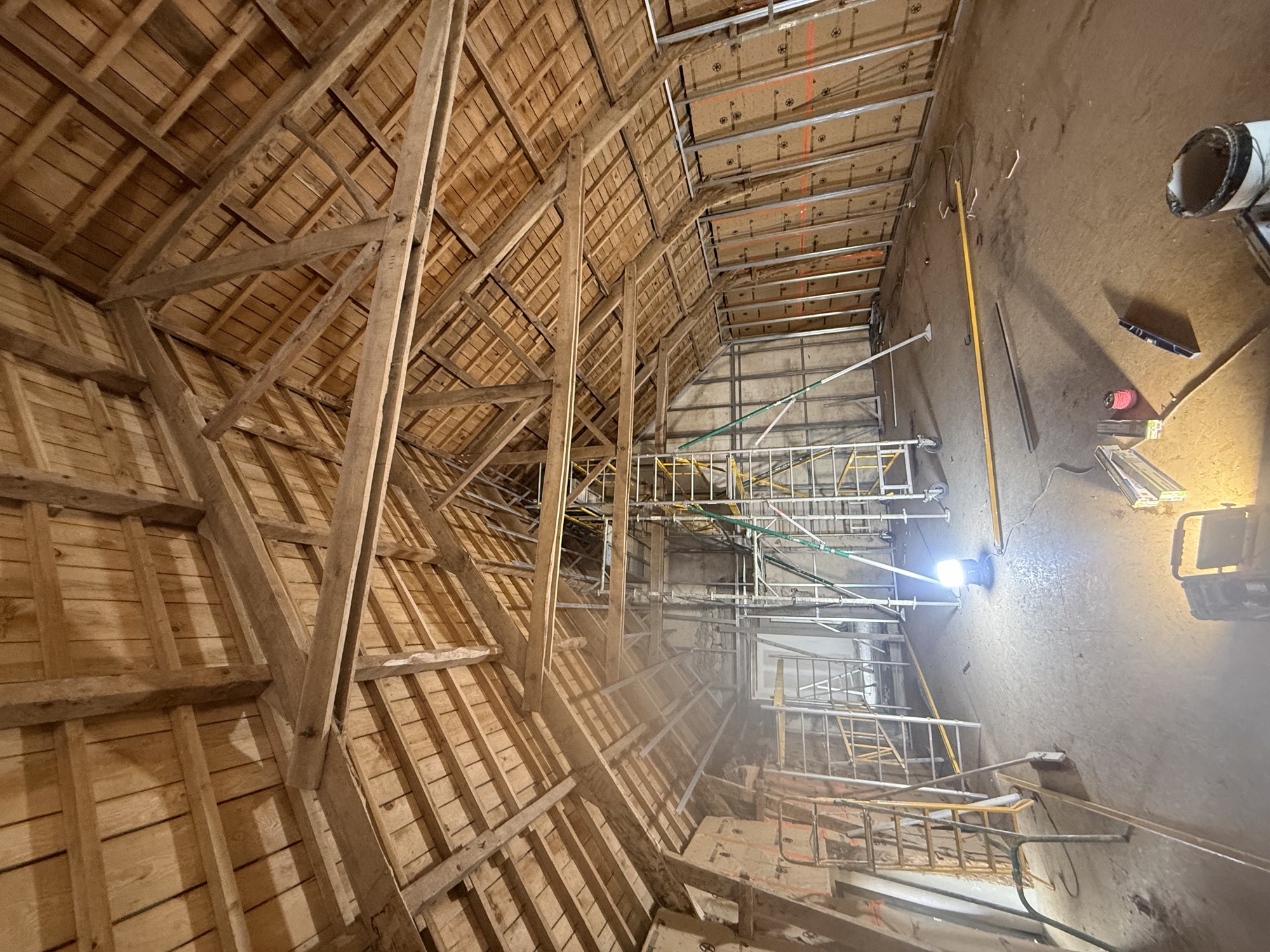 Aménagement de comble — isolation et ossature sous charpente