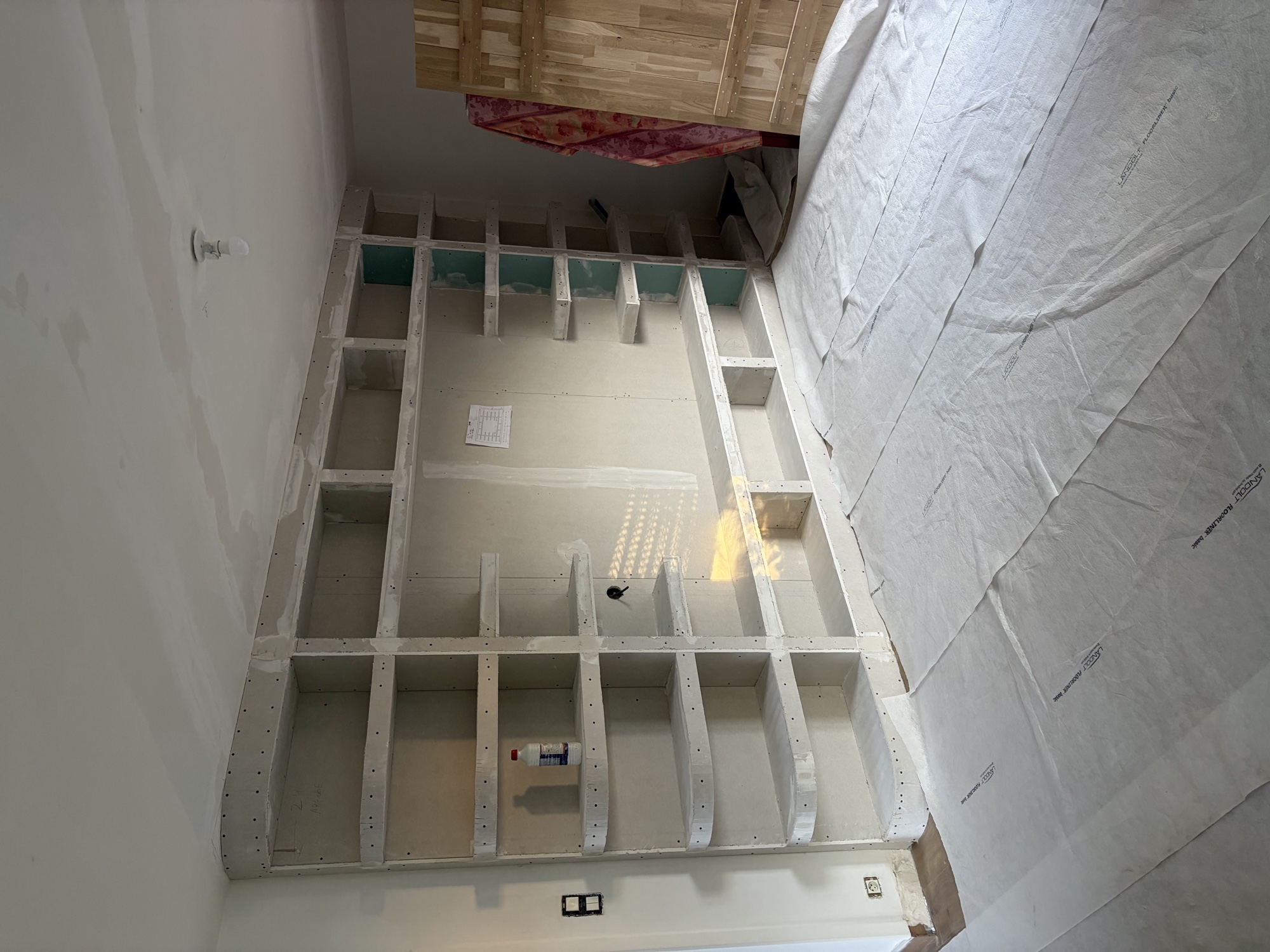 Meuble média en placo — courbes et niches, chantier en cours