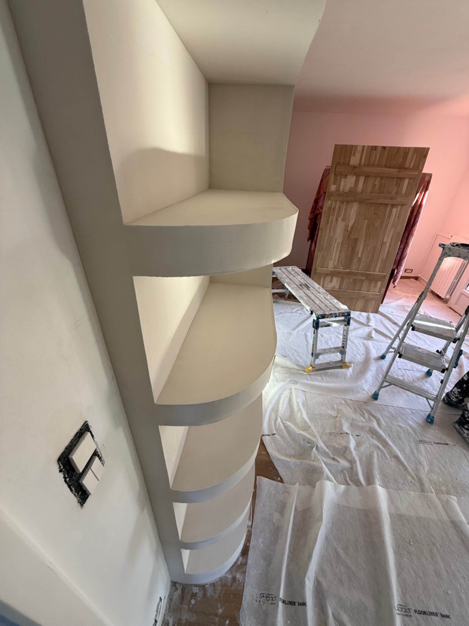 Niches et étagères en placo — arêtes arrondies sur chantier