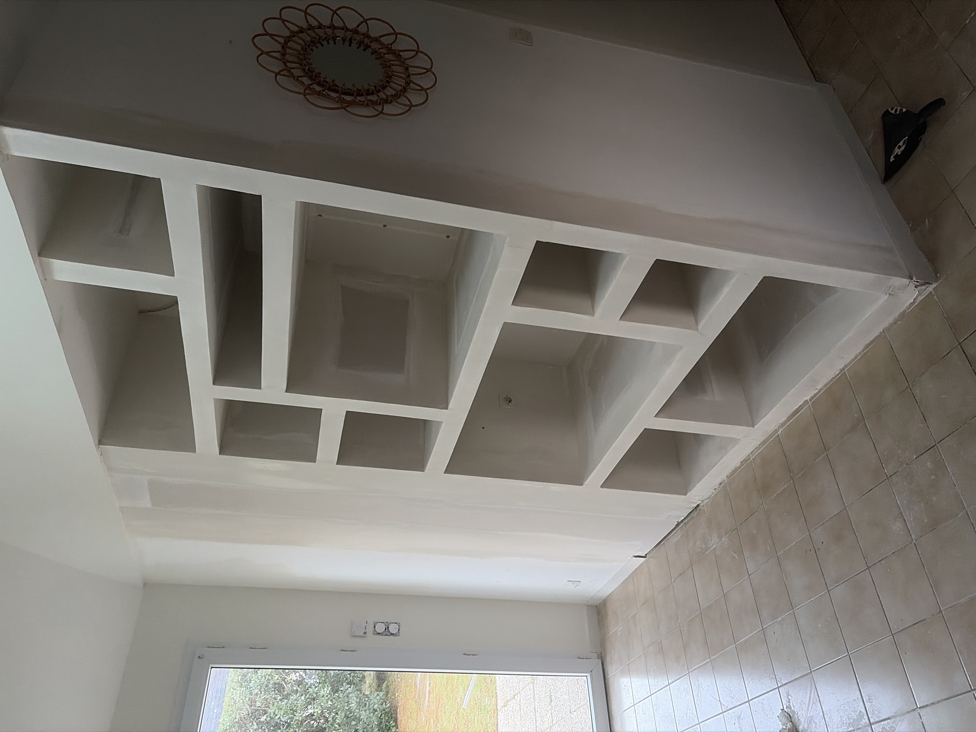 Meuble TV et rangements en placo sur mesure — salon fini à Lorient