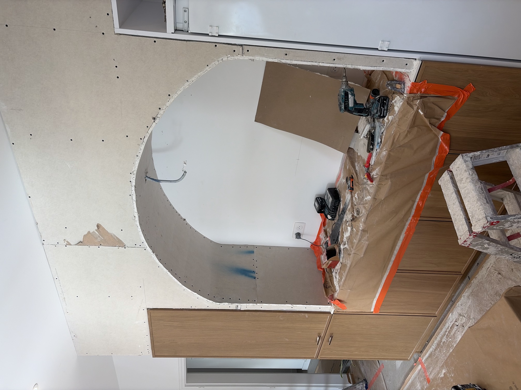 Grande niche voûtée en placo au-dessus d’un plan de travail