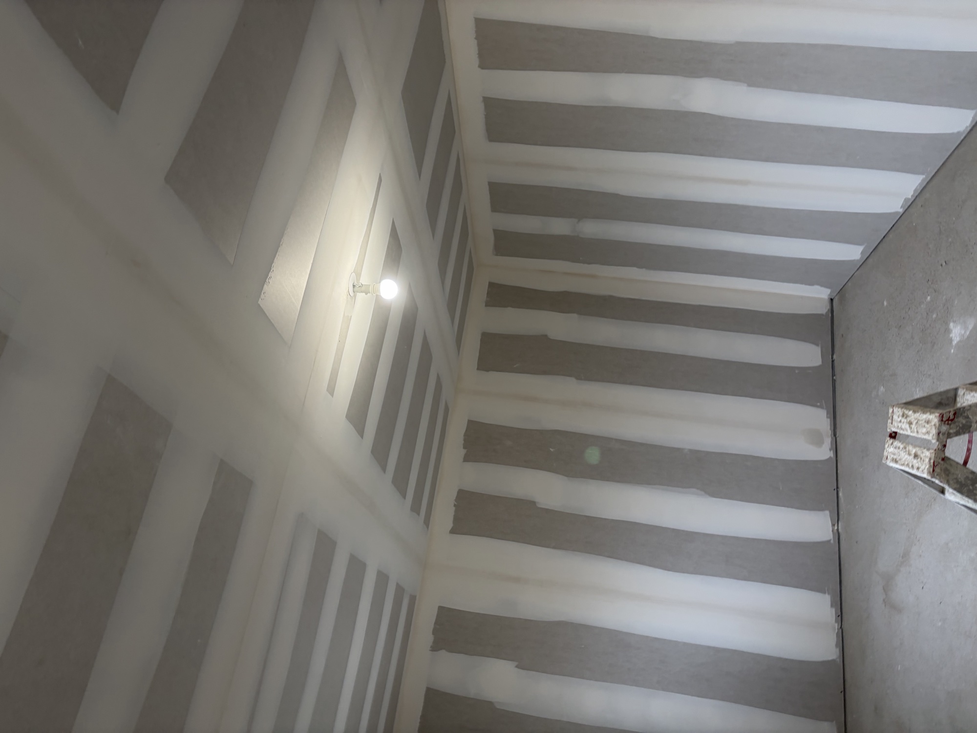 Pièce entière en placo — joints et bandes avant finition