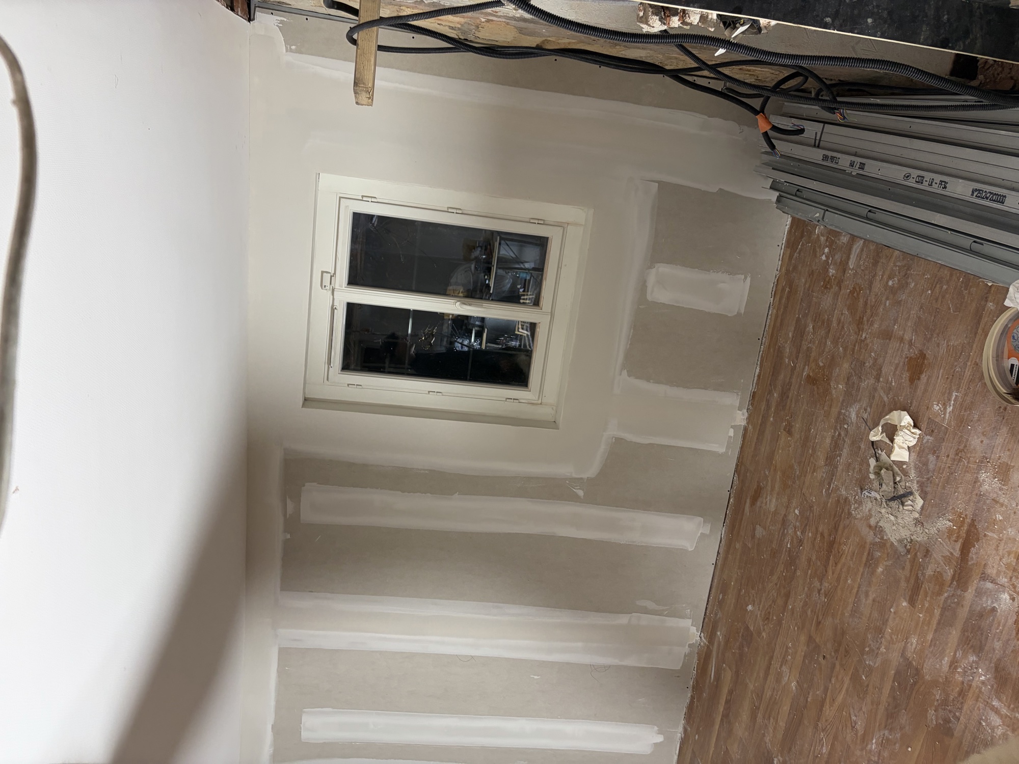 Cloisons en placo — finition des joints autour d’une fenêtre